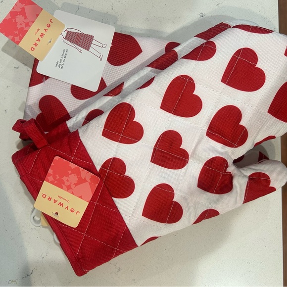 Other - Red Heart Oven Mitts (2) & Apron set